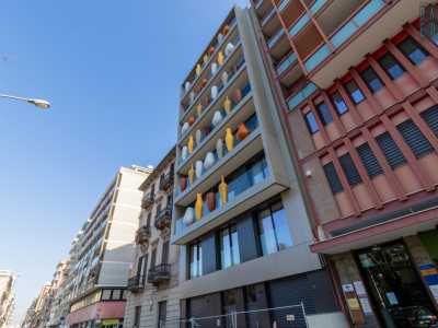 Non solo, lo stile �pop� del fabbricato si fonderebbe con le differenti costruzioni degli edifici adiacenti: a sinistra una palazzina di inizio �900 e a destra immobili residenziali degli anni �60-�70